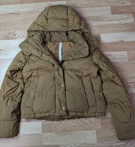 Pre-owned lululemon Wunder Puff Jacket in Glyde with 700-fill goose down fabric, graded for wholesale resale
